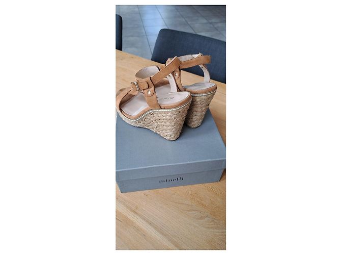 Sandali con zeppa in suede marrone di Minelli - vista 2
