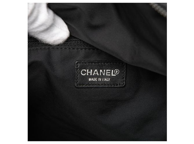 Schwarze Nylon-Reisetasche aus der neuen Reisekollektion von Chanel - Ansicht 5