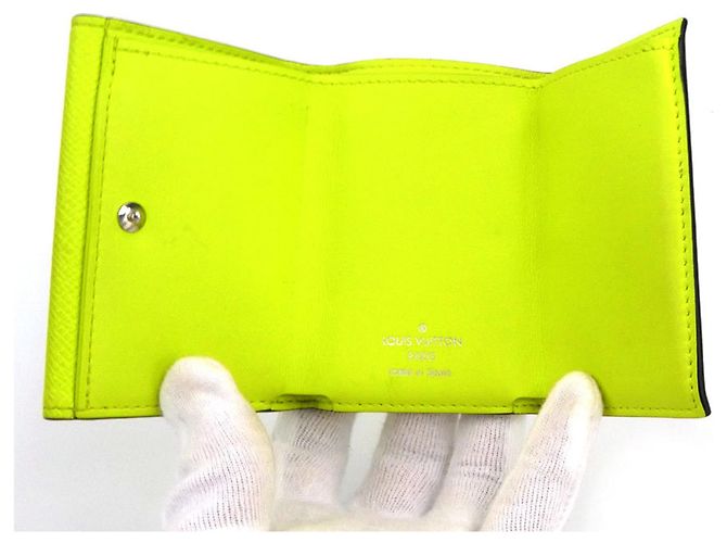 Louis Vuitton Taiga Lama Discovery Tri-fold Geldbörse Grün Gelb - Ansicht 5