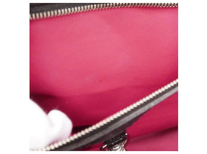 Borsa Louis Vuitton Taurillon Capucines PM Nero - vista 12