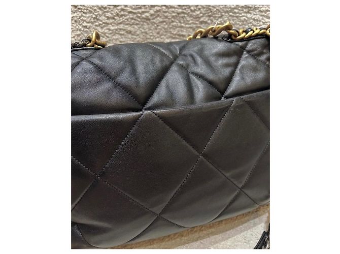 Bolsa Chanel Maxi 19 com aba Preto - vista 12