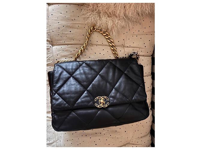 Bolsa Chanel Maxi 19 com aba Preto - vista 2