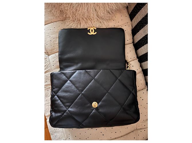 Bolsa Chanel Maxi 19 com aba Preto - vista 3