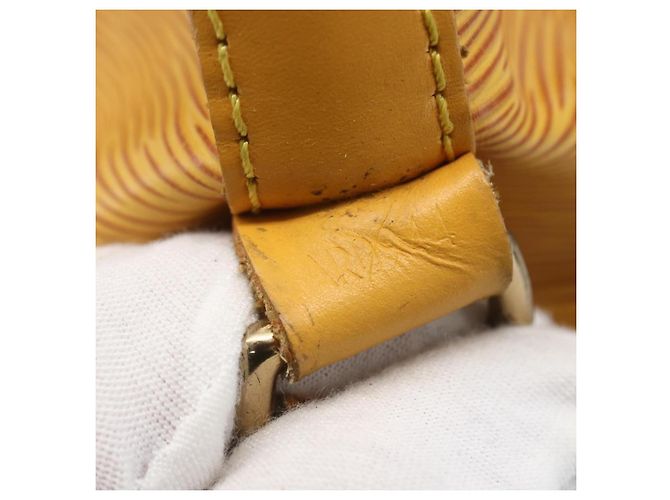Louis Vuitton Petit Noe Handbag Epi Leather Medium Yellow - view 6