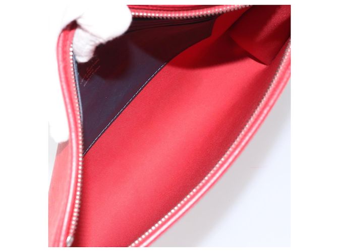 Pochette Voyage de Cuero Taiga MM Louis Vuitton Roja - vista 5