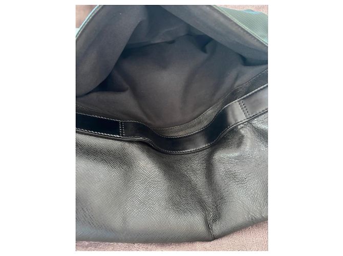 Borsa a tracolla Louis Vuitton Taiga Taimyr in pelle e tela Nero Verde - vista 10