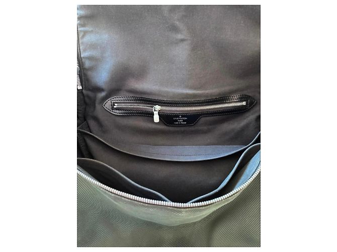 Borsa a tracolla Louis Vuitton Taiga Taimyr in pelle e tela Nero Verde - vista 11