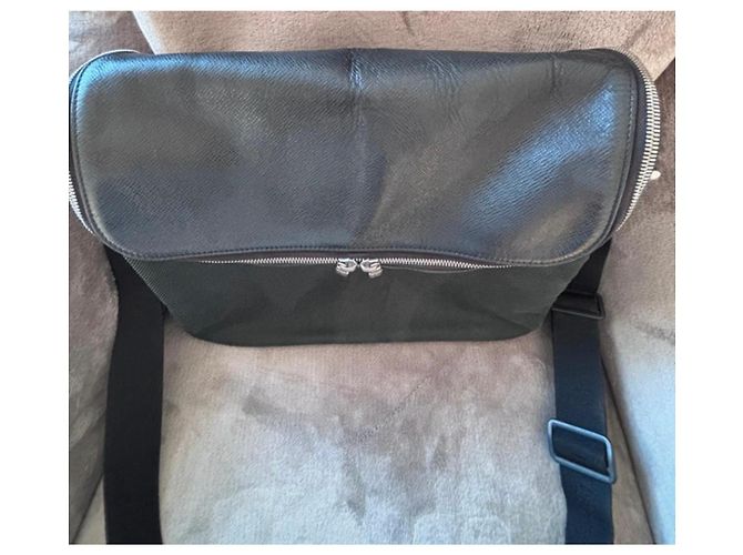 Borsa a tracolla Louis Vuitton Taiga Taimyr in pelle e tela Nero Verde - vista 2