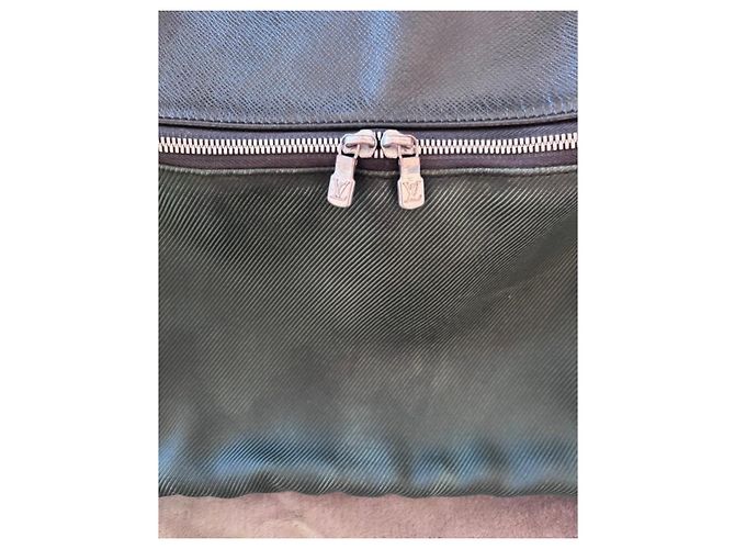 Borsa a tracolla Louis Vuitton Taiga Taimyr in pelle e tela Nero Verde - vista 3