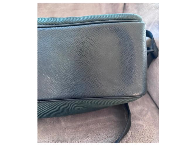 Borsa a tracolla Louis Vuitton Taiga Taimyr in pelle e tela Nero Verde - vista 4