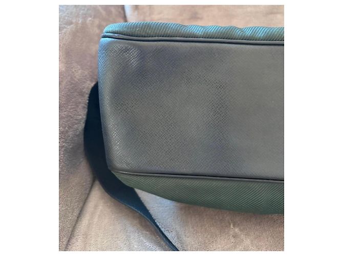 Borsa a tracolla Louis Vuitton Taiga Taimyr in pelle e tela Nero Verde - vista 5