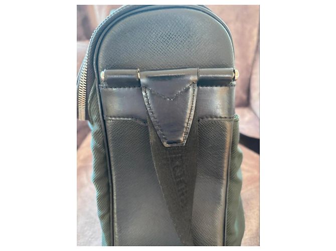 Borsa a tracolla Louis Vuitton Taiga Taimyr in pelle e tela Nero Verde - vista 7