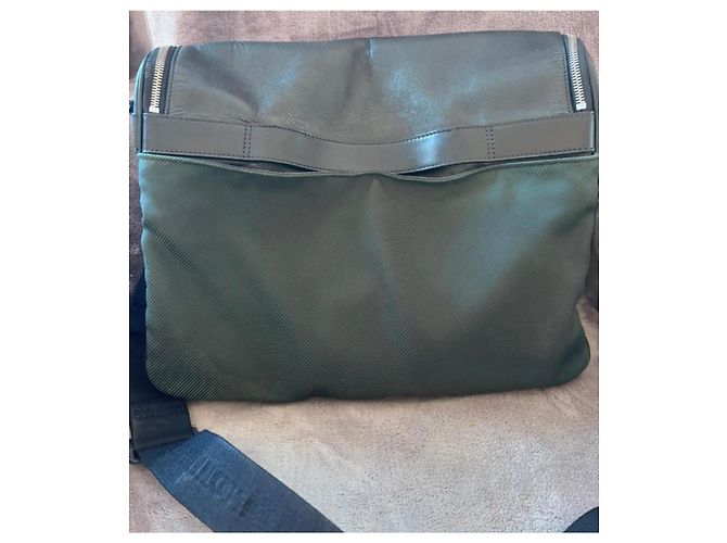 Borsa a tracolla Louis Vuitton Taiga Taimyr in pelle e tela Nero Verde - vista 8