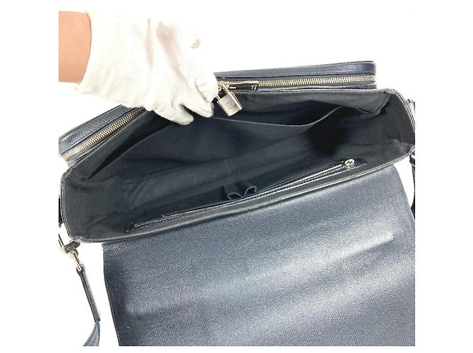 Bolso Louis Vuitton Taiga Vasili GM Azul marino - vista 11