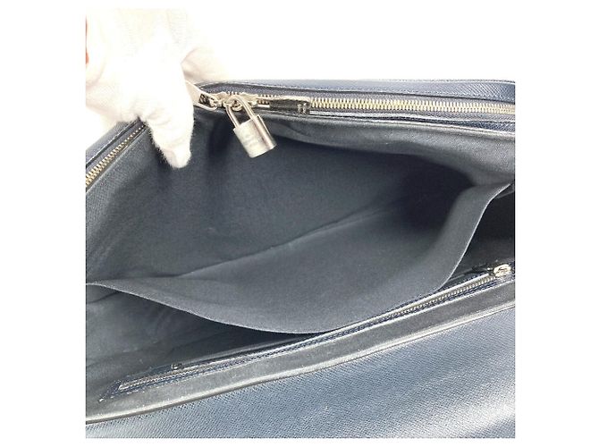 Bolso Louis Vuitton Taiga Vasili GM Azul marino - vista 12