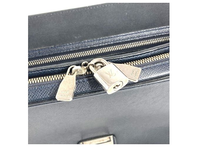 Bolso Louis Vuitton Taiga Vasili GM Azul marino - vista 14