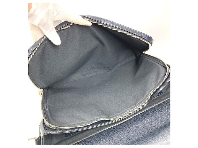Bolso Louis Vuitton Taiga Vasili GM Azul marino - vista 16