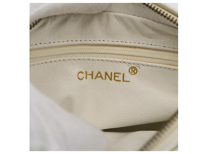 CHANEL Borsa a Spalla Matelassé Pelle Bianca Oro CC Auth BA10848 Bianco D'oro - vista 18