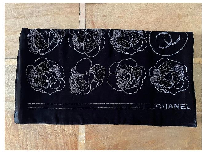 Chanel Stola in velluto nero foderata in seta satinata, motivi Camelia, 180 x 42 cm Argento - vista 11