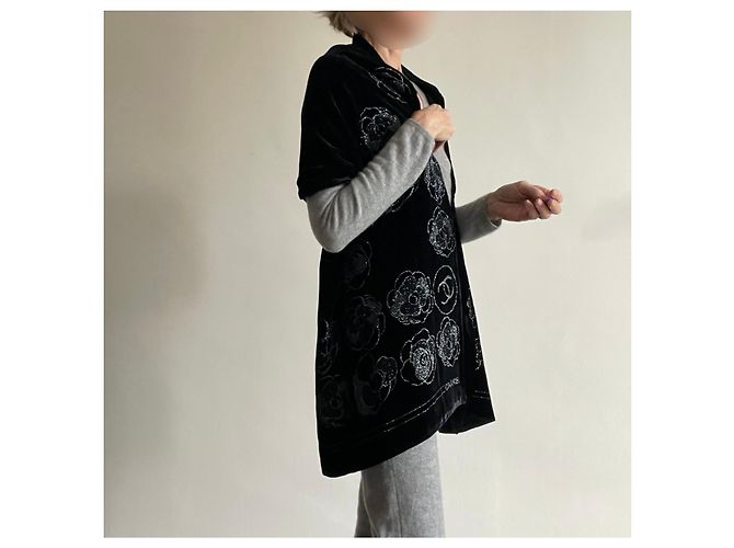 Chanel Stola in velluto nero foderata in seta satinata, motivi Camelia, 180 x 42 cm Argento - vista 15