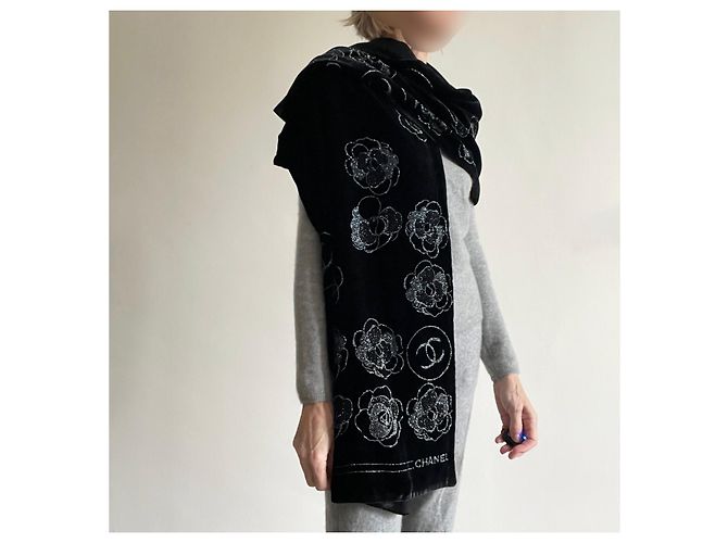 Chanel Stola in velluto nero foderata in seta satinata, motivi Camelia, 180 x 42 cm Argento - vista 18