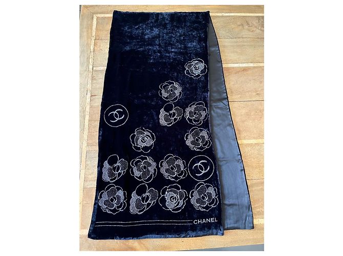 Chanel Stola in velluto nero foderata in seta satinata, motivi Camelia, 180 x 42 cm Argento - vista 2