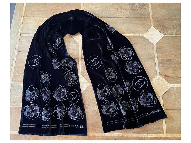 Chanel Stola in velluto nero foderata in seta satinata, motivi Camelia, 180 x 42 cm Argento - vista 3