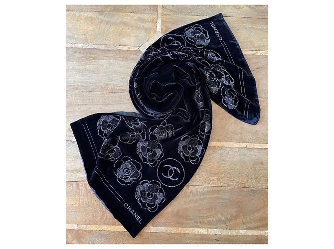 Chanel Stola in velluto nero foderata in seta satinata, motivi Camelia, 180 x 42 cm Argento - vista 4