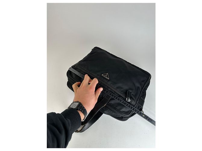 Schwarze Reisetasche aus Polyester mit vintage Prada Dreieckslogo - Ansicht 13