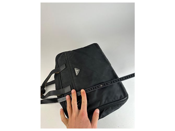Schwarze Reisetasche aus Polyester mit vintage Prada Dreieckslogo - Ansicht 14