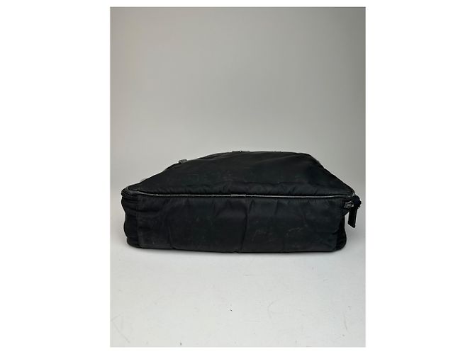 Schwarze Reisetasche aus Polyester mit vintage Prada Dreieckslogo - Ansicht 15
