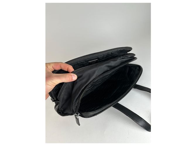 Schwarze Reisetasche aus Polyester mit vintage Prada Dreieckslogo - Ansicht 3