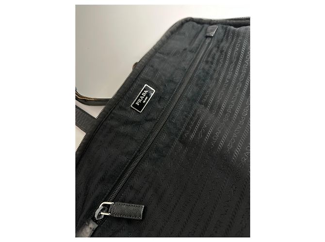 Schwarze Reisetasche aus Polyester mit vintage Prada Dreieckslogo - Ansicht 6
