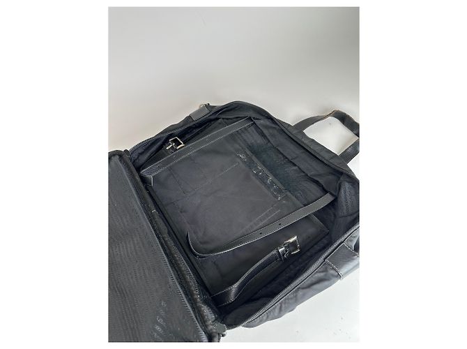 Schwarze Reisetasche aus Polyester mit vintage Prada Dreieckslogo - Ansicht 7