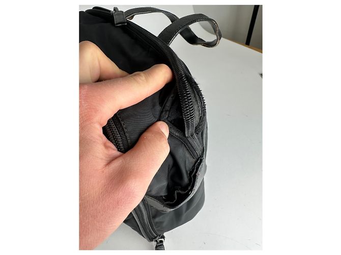 Schwarze Reisetasche aus Polyester mit vintage Prada Dreieckslogo - Ansicht 8