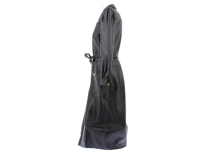 Céline Langes schwarzes Lederkleid mit goldenen Knöpfen - Ansicht 4