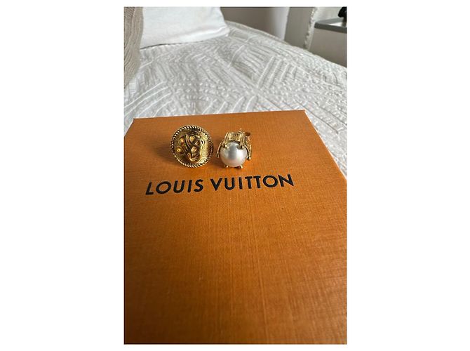 Louis Vuitton Ohrringe mit Perlen und Logo Weiß Golden - Ansicht 7