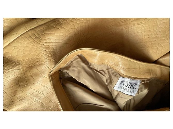 Pantalones Gianfranco Ferré de cuero beige efecto cocodrilo - vista 3