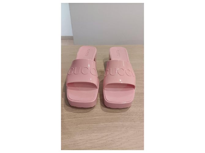 Zoccoli in gomma rosa Gucci. - vista 2
