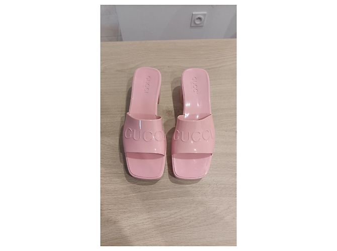 Zoccoli in gomma rosa Gucci. - vista 3