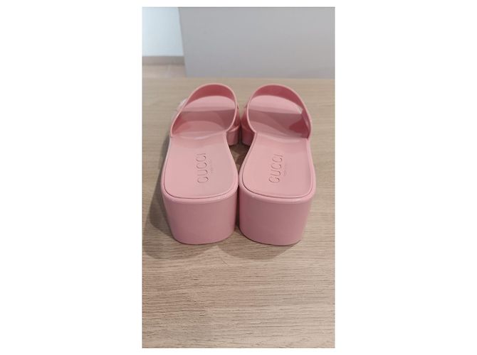Zoccoli in gomma rosa Gucci. - vista 4