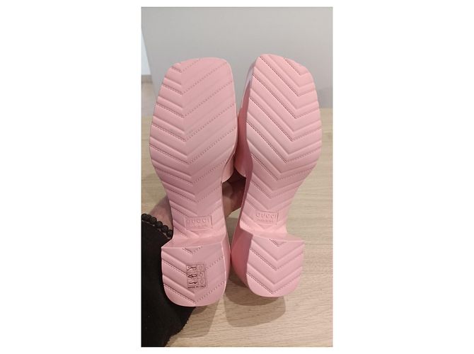 Zoccoli in gomma rosa Gucci. - vista 5