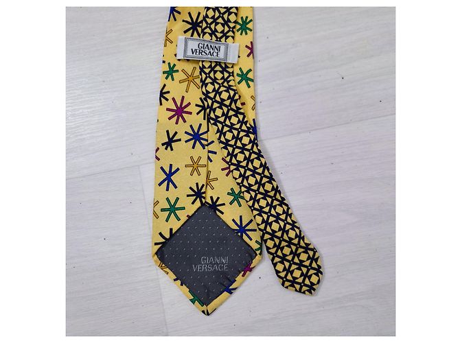 Cravatta vintage Gianni Versace con asterischi degli anni '90 Giallo - vista 7