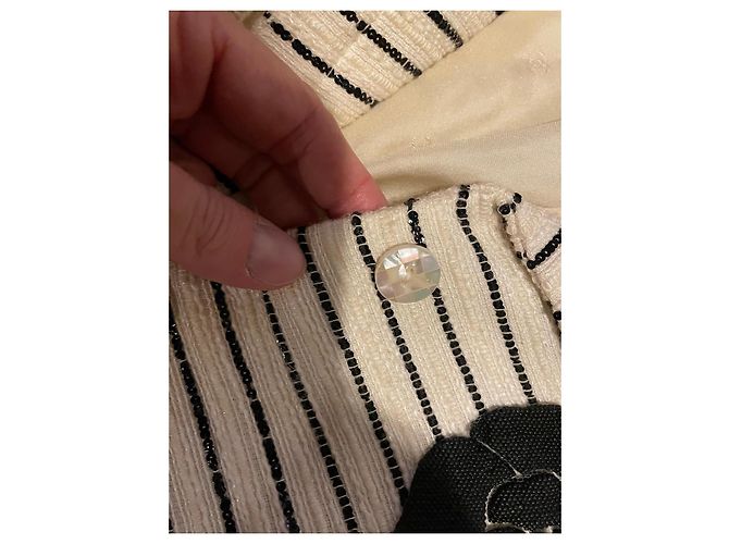 Gestreifte Chanel-Jacke mit Kamelie Schwarz Beige - Ansicht 11