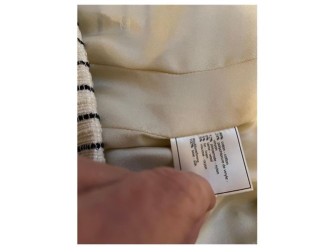 Gestreifte Chanel-Jacke mit Kamelie Schwarz Beige - Ansicht 13