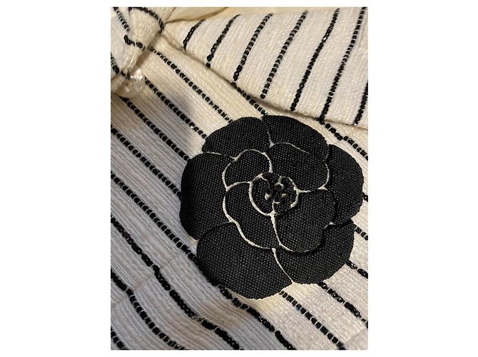 Gestreifte Chanel-Jacke mit Kamelie Schwarz Beige - Ansicht 15