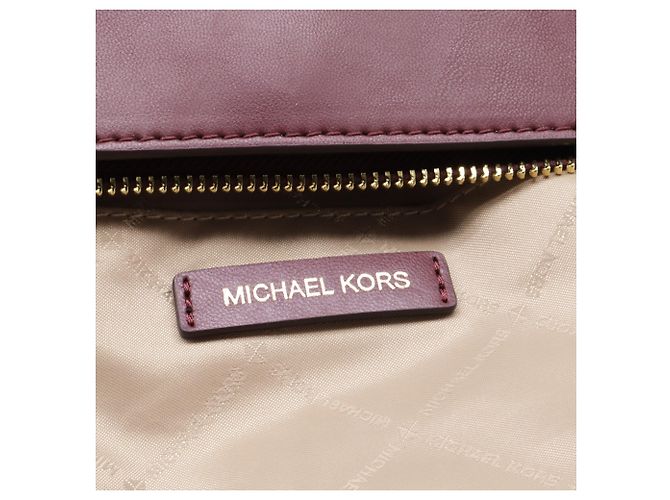Bolsa tote média Whitney matelassada da Michael Kors em couro bordô - vista 8