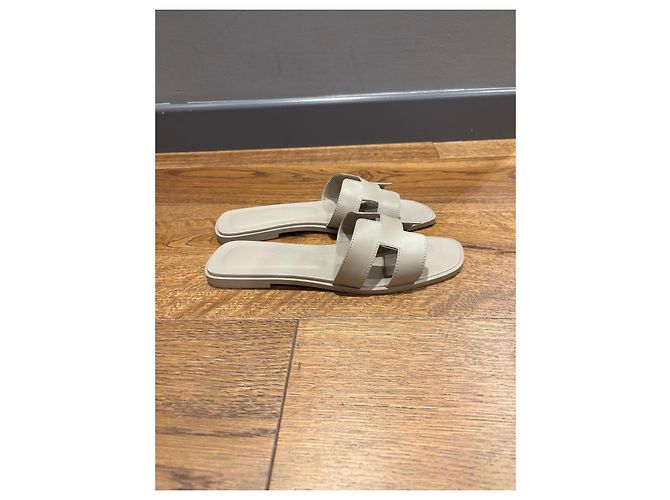 Sandali Oran Hermès in pelle beige - vista 2