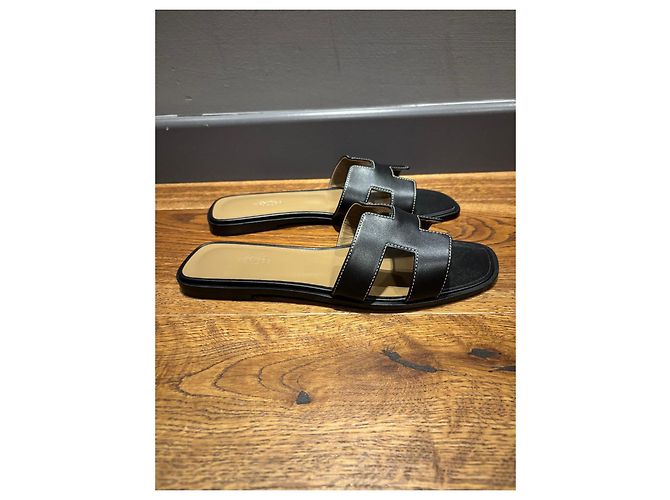 Sandali Hermès Oran in pelle nera Nero - vista 2