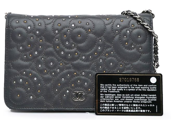 Wallet On Chain Portafoglio Chanel in agnello nero CC borchiato Camelia con catena - vista 11